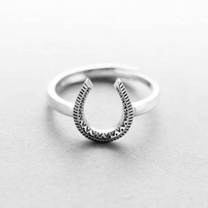découvrez l'origine authentique de la bague crin de cheval, un bijou chargé d'histoire et de symbolisme, alliant élégance et tradition équestre.